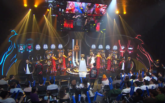 得分领先！ Hope 在团战中的终极技能造成了爆炸性的AOE伤害， Anyone's Legend 首先取得了赛点